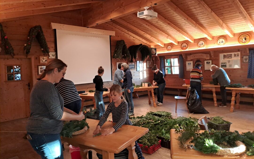 Adventskranzbinden der Trauntaler Röckifrauen am 30.11.2024 in der Vereinshütte.